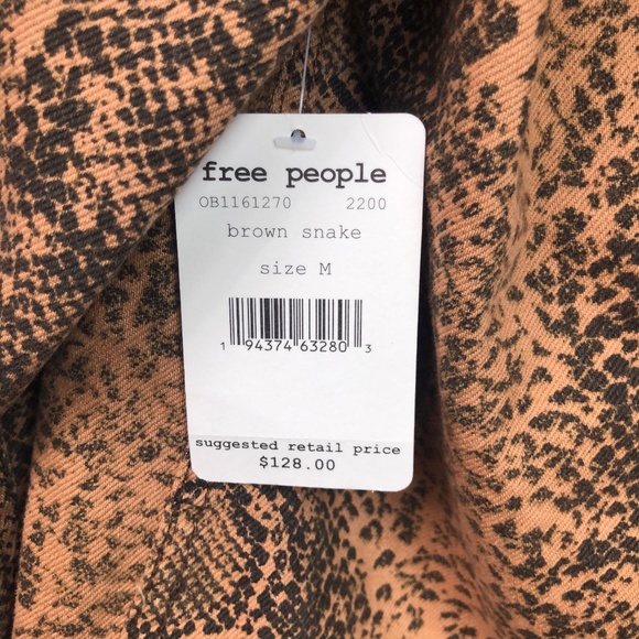 🎉HP🎉 Free People NWT Snake print Trucker denim Jacket. Sz. M - Picture 8 of 9